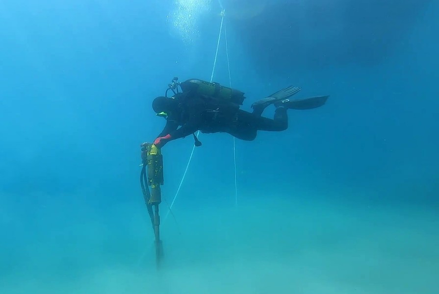 Instalace zemních kotev pod vodou prováděná potápěčem